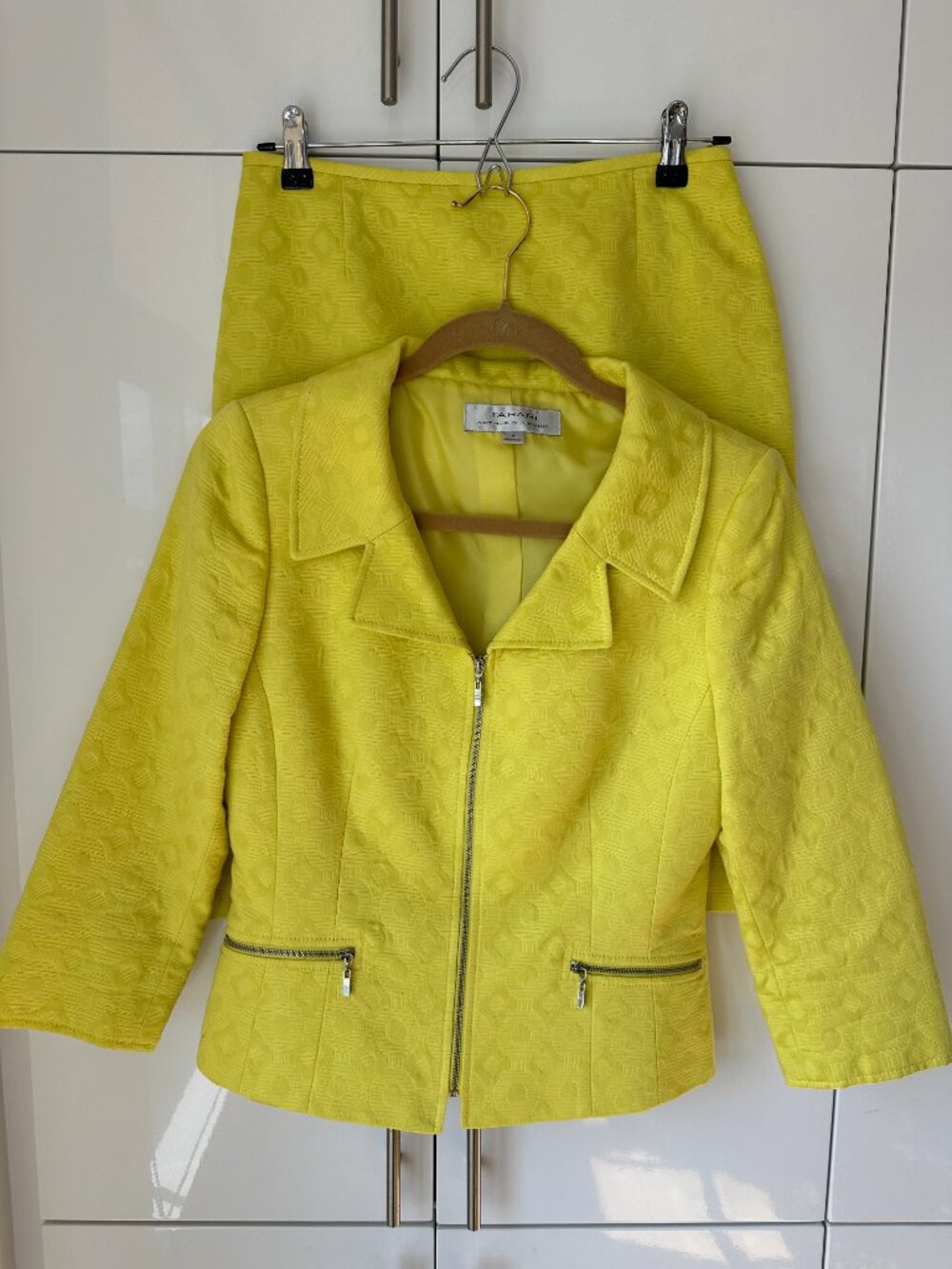 TAHARI ARTHUR S. LEVINE Yellow Suit - Size 4 - Excellent Condition